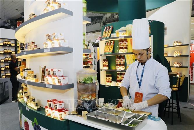 A booth introducing various types of sauces. VNA Photo: Trần Việt 