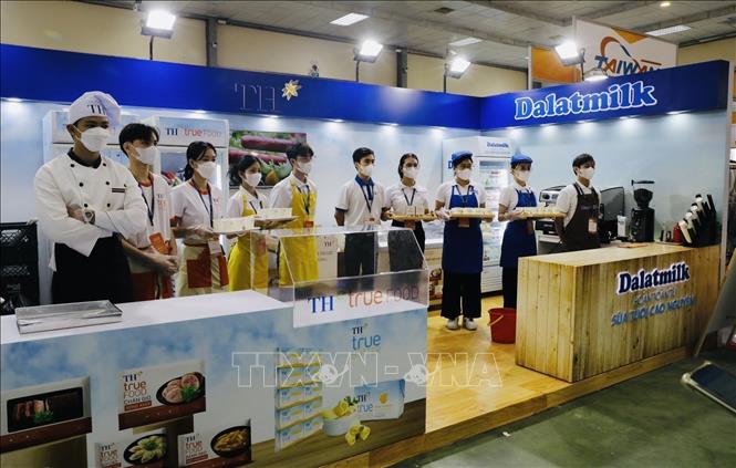 A booth introducing dairy products of Vietnamese producers TH True Milk and Dalatmilk Co. Ltd. VNA Photo: Trần Việt 