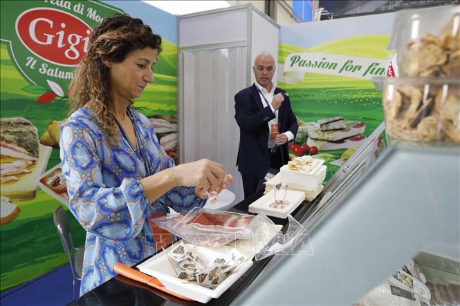 A booth introducing Italian foods. VNA Photo: Trần Việt 