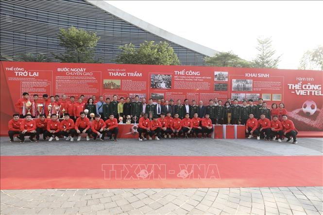 Lãnh đạo tập đoàn Viettel, BHL và các cầu thủ Thể công - Viettel tại lễ công bố. Ảnh: Minh Quyết - TTXVN