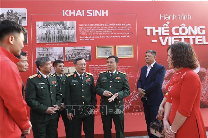 Lãnh đạo Tập đoàn Viettel và đại biểu, cầu thủ tham dự lễ công bố. Ảnh: Minh Quyết - TTXVN