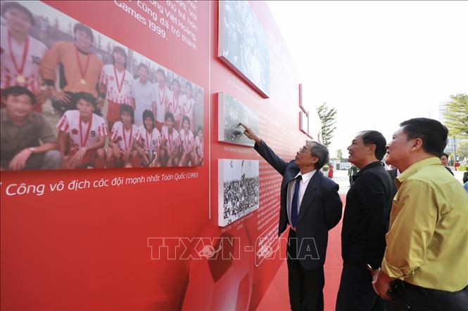 Đại biểu xem triển lãm ảnh tư liệu về CLB Thể Công tại lễ công bố. Ảnh: Minh Quyết - TTXVN

