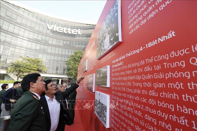 Đại biểu xem triển lãm ảnh tư liệu về CLB Thể Công tại lễ công bố. Ảnh: Minh Quyết - TTXVN
