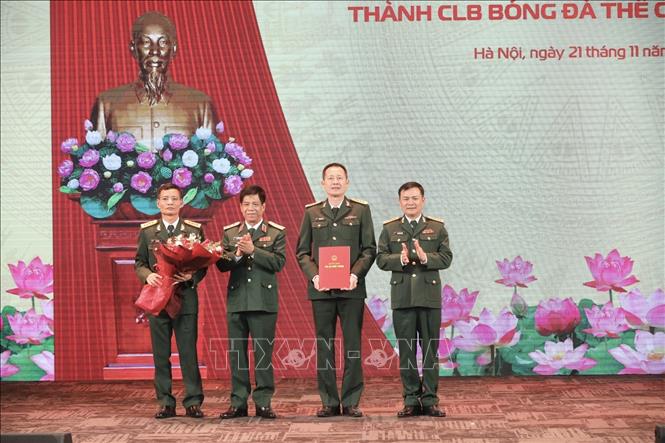 Thượng tướng Nguyễn Văn Nghĩa (thứ hai bên trái), Phó Tổng Tham mưu trưởng QĐND Việt Nam trao Quyết định đổi tên CLB bóng đá Viettel thành CLB bóng đá Thể Công - Viettel. Ảnh: Minh Quyết - TTXVN