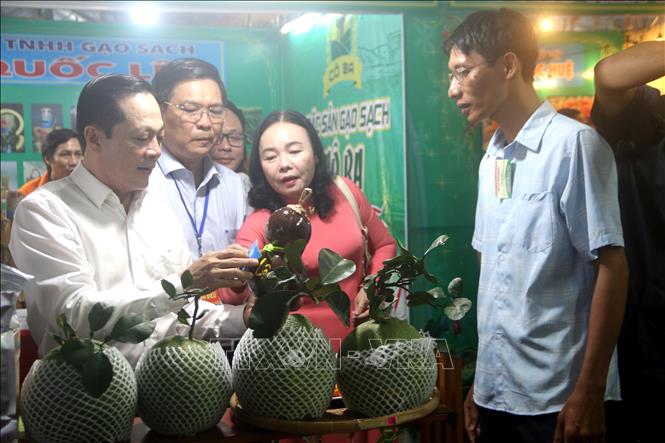 Đại biểu tham quan các gian hàng tại hội chợ. Ảnh: Thanh Hoà - TTXVN