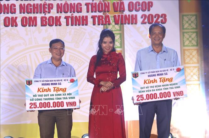 Công ty cổ phần Dịch vụ bảo vệ- vệ sĩ Hoàng Minh SG trao tặng  25 triệu đồng cho Quỹ hỗ trợ bệnh nhân nghèo Bệnh viện Đa khoa tỉnh Trà Vinh và 25 triệu đồng cho Sở Công Thương thực hiện các hoạt động an sinh. Ảnh: Thanh Hoà - TTXVN