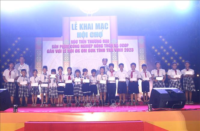 Trao quà cho học sinh nghèo học giỏi. Ảnh: Thanh Hoà - TTXVN