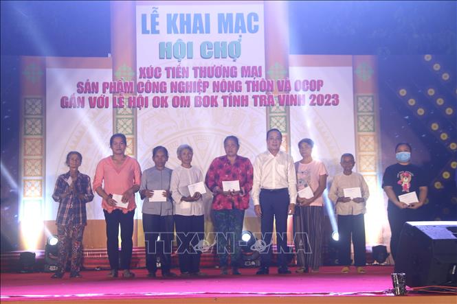 Trao quà cho các hộ có hoàn cảnh khó khăn. Ảnh: Thanh Hoà - TTXVN