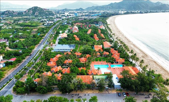 Nhiều resort, khách sạn ven biển ở thành phố Phan Rang – Tháp Chàm (Ninh Thuận) được đầu tư đáp ứng nhu cầu nghỉ dưỡng của du khách. Ảnh: Nguyễn Thành – TTXVN