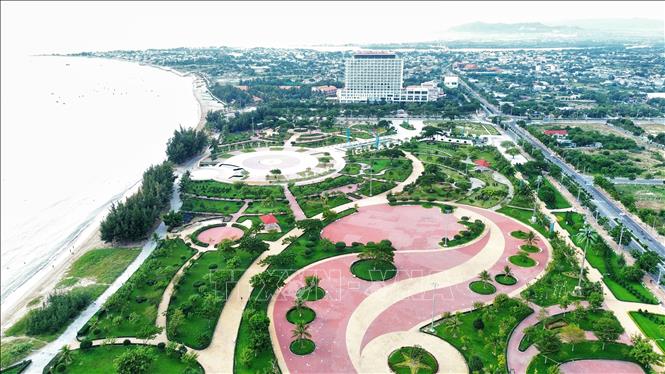 Công viên biển Bình Sơn là điểm nhấn du lịch khu vực ven biển thành phố Phan Rang - Tháp Chàm (Ninh Thuận). Ảnh: Nguyễn Thành – TTXVN