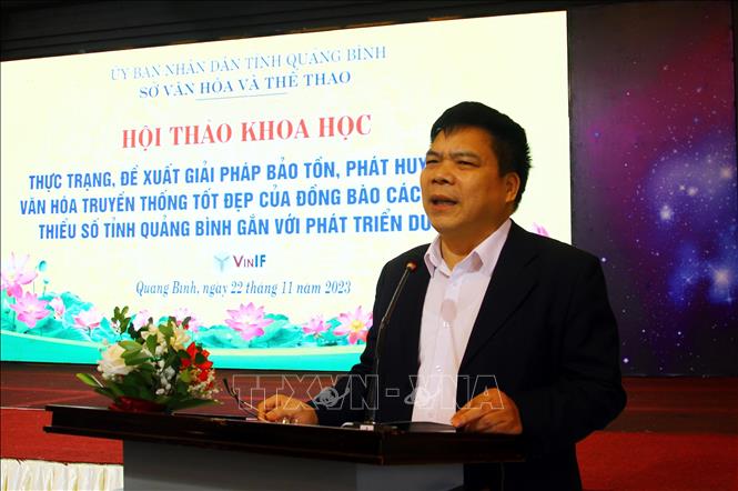 Thạc sỹ Đinh Xuân Thắng, Phó Vụ trưởng Vụ Tuyên truyền, Ủy ban Dân tộc trình bày tham luận. Ảnh: Tá Chuyên - TTXVN