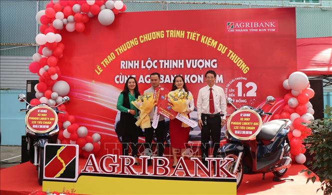 Hai khách hàng nhận giải Nhất tại chương trình. Ảnh: Cao Nguyên - TTXVN
