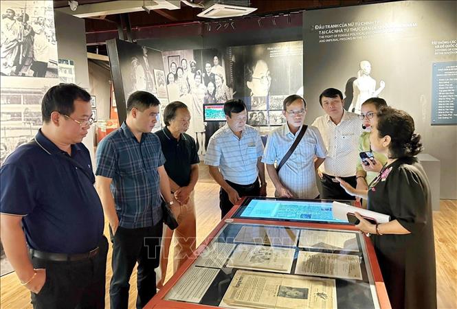 Du khách tham quan, trải nghiệm tại Bảo tàng Phụ nữ Nam bộ (Quận 3). Ảnh: Thu Hương - TTXVN