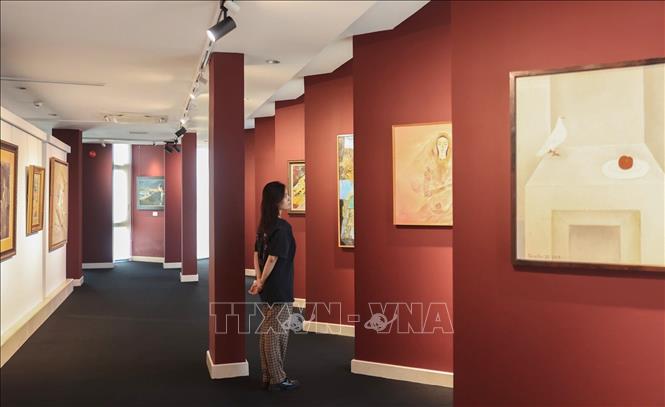 Các bức tranh tại Bảo tàng Quang San được trưng bày theo tiêu chuẩn bảo tàng quốc tế. Ảnh: Thu Hương - TTXVN
