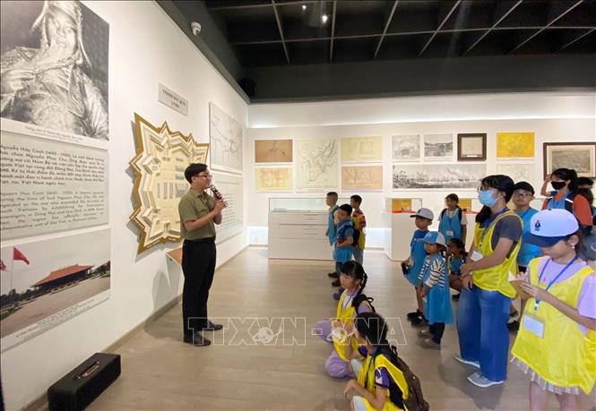 Học sinh trong chuyến tham quan, học tập tại Bảo tàng Thành phố Hồ Chí Minh (Quận 1). Ảnh: Thu Hương - TTXVN