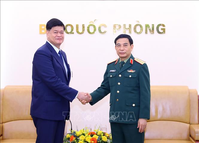 Minister of National Defence General Phan Van Giang (R) receives Philippine Undersecretary of National Defence Irineo Cruz Espino. VNA Photo: Văn Điệp