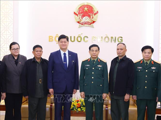 Minister of National Defence General Phan Van Giang (3rd R), Philippine Undersecretary of National Defence Irineo Cruz Espino (3rd L) and other delegates. VNA Photo: Văn Điệp