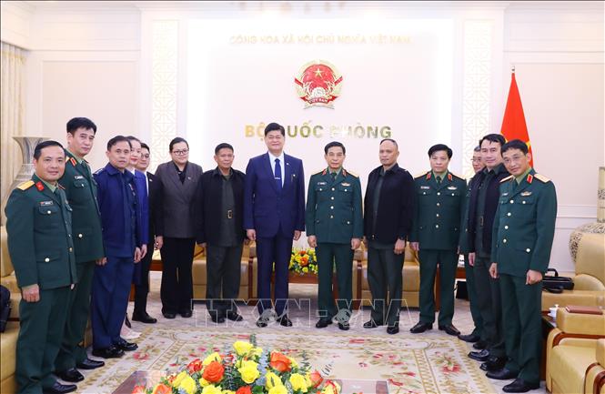 Minister of National Defence General Phan Van Giang, Philippine Undersecretary of National Defence Irineo Cruz Espino and other delegates. VNA Photo: Văn Điệp