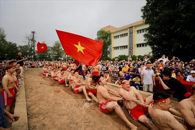 Nghi lễ và trò chơi kéo co ngồi tại Lễ hội Đền Trấn Vũ, phường Thạch Bàn, quận Long Biên (Hà Nội) được UNESCO vinh danh là Di sản văn hóa phi vật thể đại diện của nhân loại.Ảnh: Nhật Anh - TTXVN