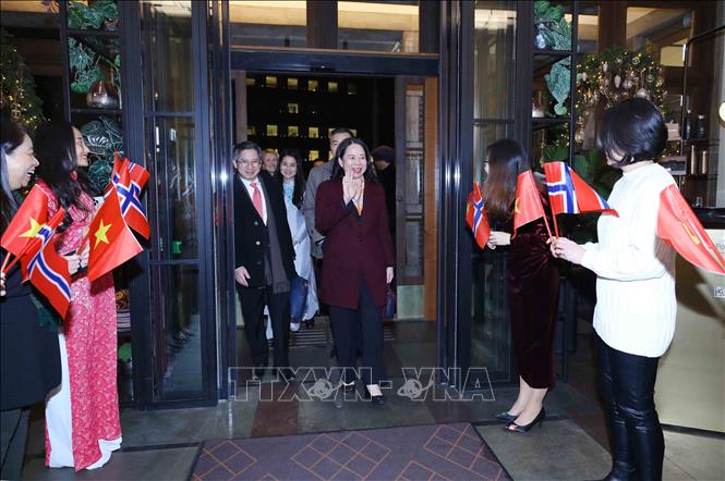 Staff of the Vietnamese Embassy in Norway and Vietnamese community in the country welcome Vice President Vo Thi Anh Xuan. VNA Photo: An Đăng