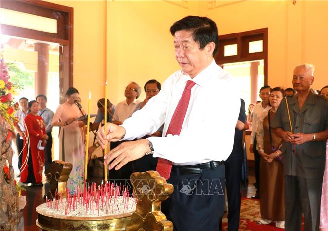 Bí thư Tỉnh ủy Vĩnh Long Bùi Văn Nghiêm dâng hương tưởng nhớ Thủ tướng Chính phủ Võ Văn Kiệt. Ảnh: Lê Thúy Hằng - TTXVN