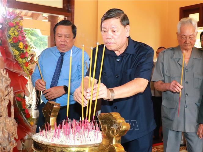 Phó Chủ nhiệm Thường trực Ủy ban Kiểm tra Trung ương Trần Văn Rón dâng hương tưởng nhớ Thủ tướng Võ Văn Kiệt. Ảnh: Lê Thúy Hằng - TTXVN