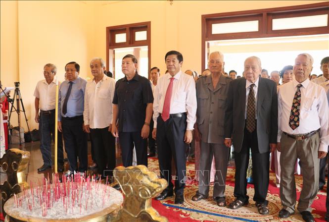 Các đại biểu dâng hương tưởng niệm Thủ tướng Chính phủ Võ Văn Kiệt. Ảnh: Lê Thúy Hằng - TTXVN