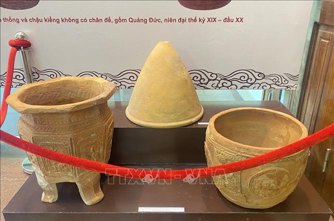 Một số vật dụng được làm bằng gốm Quảng Đức xưa. Ảnh: Tường Quân – TTXVN