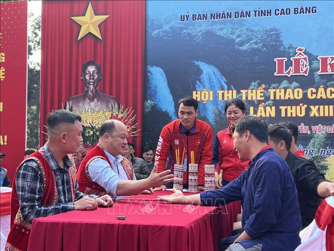 Các vận động viên tham gia thi đấu môn Lảy cỏ (nội dung đồng nam). Ảnh: Chu Hiệu - TTXVN