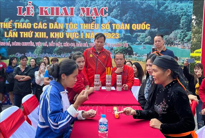 Các vận động viên tham gia thi đấu môn Lảy cỏ (nội dung đồng nữ). Ảnh: Chu Hiệu - TTXVN