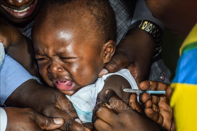 (Tư liệu) Nhân viên y tế tiêm phòng sốt rét cho trẻ em tại Ndhiwa, Homabaya, Kenya. Ảnh: AFP/TTXVN