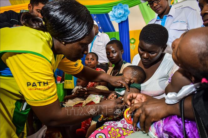 (Tư liệu) Nhân viên y tế tiêm phòng sốt rét cho trẻ em tại Ndhiwa, Homabay, Kenya. Ảnh: AFP/TTXVN