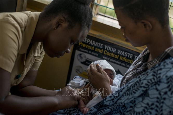(Tư liệu) Nhân viên y tế tiêm phòng sốt rét cho em nhỏ tại Cape Coast, Ghana. Ảnh: AFP/TTXVN