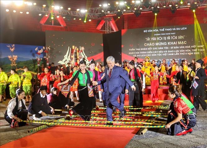 Do Van Chien, Secretary of the Communist Party of Vietnam (CPV) Central Committee and President of the Vietnam Fatherland Front (VFF) and ethnic people join a “sap” dance at the ceremony. VNA Photo: Tuấn Đức  