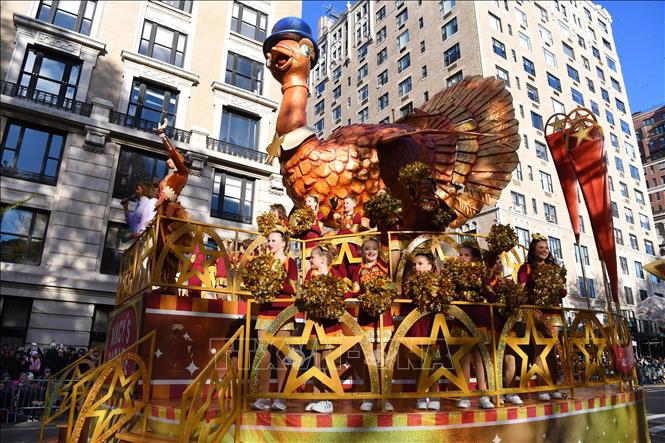 Năm nay, người dân Mỹ đón Lễ Tạ ơn truyền thống trong bối cảnh an ninh được thắt chặt do làn sóng bài Do Thái và Hồi giáo ở Mỹ gia tăng. Ảnh: Diễu hành trong lễ Tạ ơn ở New York (Mỹ) ngày 23/11/2023. Ảnh: THX/TTXVN