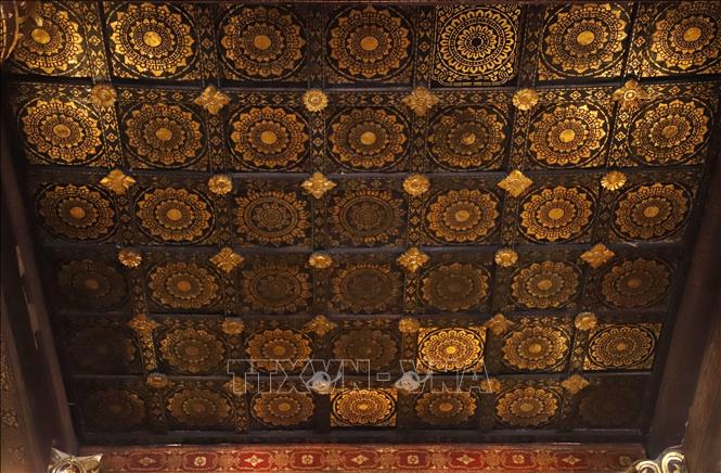 Trần của Ngôi chính điện chùa Wat Xiengthong được điêu khắc, trang trí rất công phu, tỉ mỉ. Ảnh: Phạm Kiên - Phóng viên TTXVN tại Lào