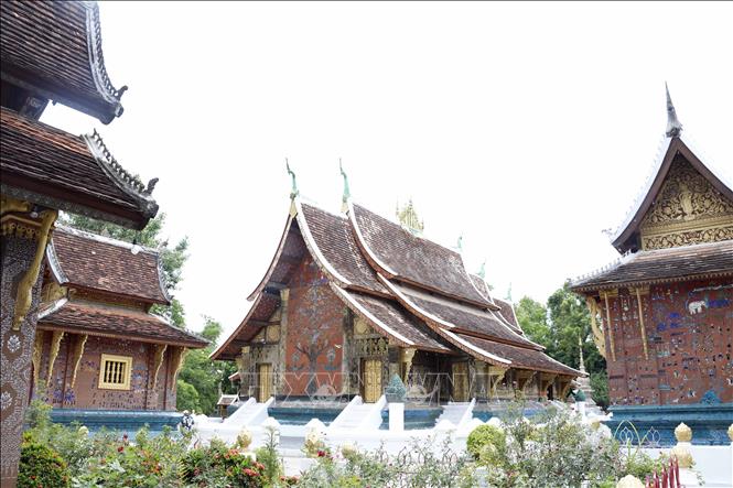 Những ngôi miếu nhỏ trong khuôn viên chùa Wat Xiengthong. Ảnh: Phạm Kiên - Phóng viên TTXVN tại Lào