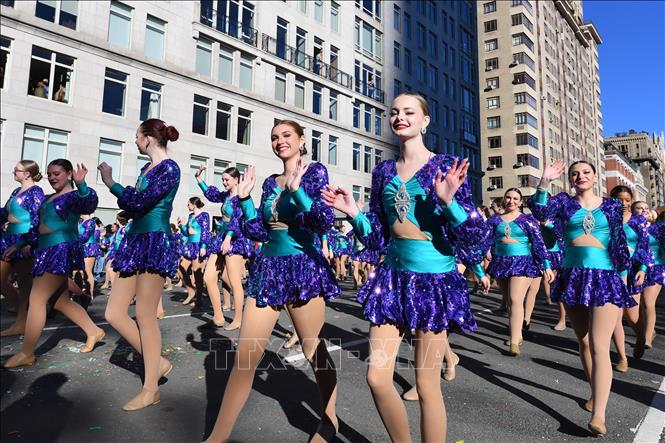 Năm nay, người dân Mỹ đón Lễ Tạ ơn truyền thống trong bối cảnh an ninh được thắt chặt do làn sóng bài Do Thái và Hồi giáo ở Mỹ gia tăng. Ảnh: Diễu hành trong lễ Tạ ơn ở New York (Mỹ) ngày 23/11/2023. Ảnh: THX/TTXVN