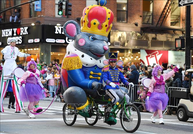 Năm nay, người dân Mỹ đón Lễ Tạ ơn truyền thống trong bối cảnh an ninh được thắt chặt do làn sóng bài Do Thái và Hồi giáo ở Mỹ gia tăng. Ảnh: Diễu hành trong lễ Tạ ơn ở New York (Mỹ) ngày 23/11/2023. Ảnh: THX/TTXVN