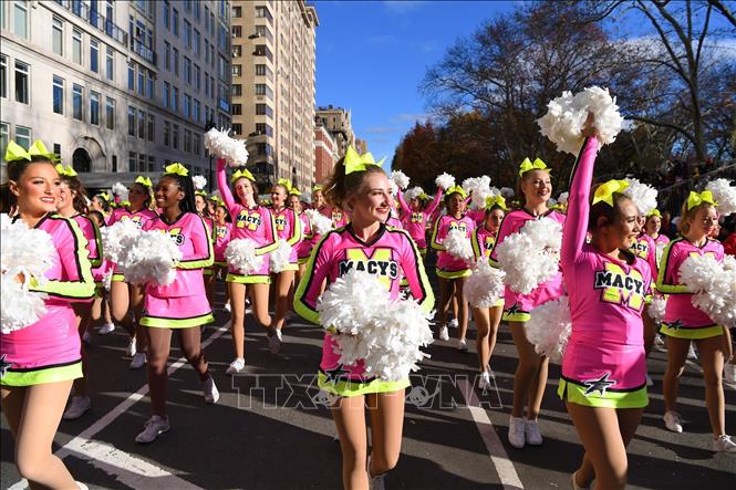Năm nay, người dân Mỹ đón Lễ Tạ ơn truyền thống trong bối cảnh an ninh được thắt chặt do làn sóng bài Do Thái và Hồi giáo ở Mỹ gia tăng. Ảnh: Diễu hành trong lễ Tạ ơn ở New York (Mỹ) ngày 23/11/2023. Ảnh: THX/TTXVN