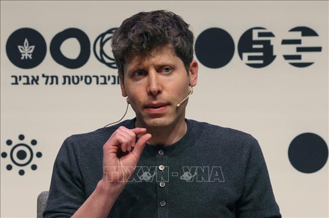 OpenAI ngày 22/11/2023 thông báo ông Sam Altman (ảnh) đã đồng ý trở lại làm Giám đốc điều hành (CEO) của công ty phát triển trí tuệ nhân tạo với Hội đồng quản trị mới. Động thái trên diễn ra chỉ vài ngày sau khi nhà đồng sáng lập OpenAI bị hội đồng quản trị sa thải. Trước đó, hơn 740 nhân viên trong tổng số 770 người làm việc tại OpenAI đã cùng ký vào một bức thư ngỏ, yêu cầu hội đồng quản trị công ty từ chức và khôi phục chức vụ của ông Sam Altman, nếu không họ sẽ đồng loạt nghỉ việc để chuyển tới Microsoft - nơi làm việc mới của ông Altman. Ảnh: AFP/TTXVN 