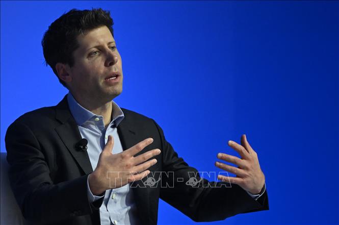OpenAI ngày 22/11/2023 thông báo ông Sam Altman (ảnh) đã đồng ý trở lại làm Giám đốc điều hành (CEO) của công ty phát triển trí tuệ nhân tạo với Hội đồng quản trị mới. Động thái trên diễn ra chỉ vài ngày sau khi nhà đồng sáng lập OpenAI bị hội đồng quản trị sa thải. Trước đó, hơn 740 nhân viên trong tổng số 770 người làm việc tại OpenAI đã cùng ký vào một bức thư ngỏ, yêu cầu hội đồng quản trị công ty từ chức và khôi phục chức vụ của ông Sam Altman, nếu không họ sẽ đồng loạt nghỉ việc để chuyển tới Microsoft - nơi làm việc mới của ông Altman. Ảnh: AFP/TTXVN