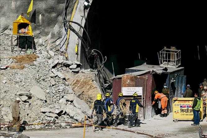 Ngày 22/11/2023, nhà chức trách Ấn Độ cho biết lực lượng cứu hộ đã khoan được một nửa trong đường hầm dài khoảng 60m bị sập ở bang Uttarakhand (ảnh) để tiếp cận 41 công nhân mắc kẹt 10 ngày qua. Hiện những công nhân bị mắc kẹt vẫn an toàn và có khả năng tiếp cận được ánh sáng, oxy, thực phẩm, nước uống và thuốc men. Ảnh: AFP/TTXVN