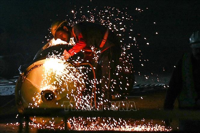 Ngày 22/11/2023, nhà chức trách Ấn Độ cho biết lực lượng cứu hộ đã khoan được một nửa trong đường hầm dài khoảng 60m bị sập ở bang Uttarakhand (ảnh) để tiếp cận 41 công nhân mắc kẹt 10 ngày qua. Hiện những công nhân bị mắc kẹt vẫn an toàn và có khả năng tiếp cận được ánh sáng, oxy, thực phẩm, nước uống và thuốc men. Ảnh: AFP/TTXVN