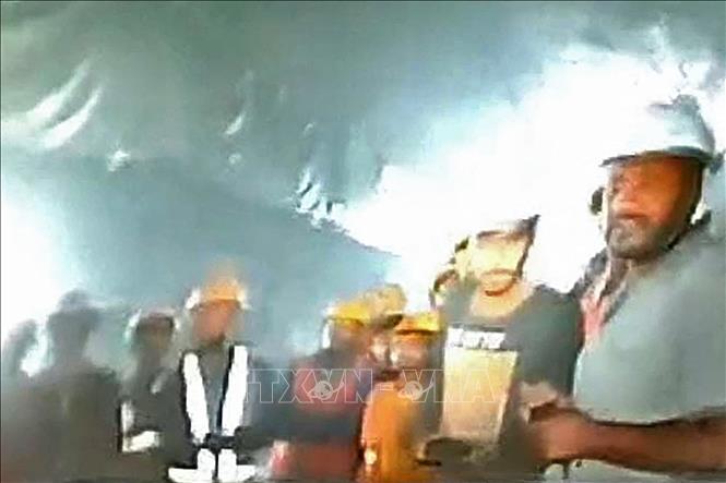 Ngày 22/11/2023, nhà chức trách Ấn Độ cho biết lực lượng cứu hộ đã khoan được một nửa trong đường hầm dài khoảng 60m bị sập ở bang Uttarakhand để tiếp cận 41 công nhân mắc kẹt 10 ngày qua. Hiện những công nhân bị mắc kẹt vẫn an toàn và có khả năng tiếp cận được ánh sáng, oxy, thực phẩm, nước uống và thuốc men. Ảnh: Những hình ảnh video đầu tiên của các công nhân mắc kẹt trong đường hầm bị sập. AFP/TTXVN