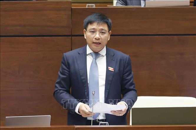 Minister of Transport Nguyen Van Thang speaks at the discussion. VNA Photo: Doãn Tấn