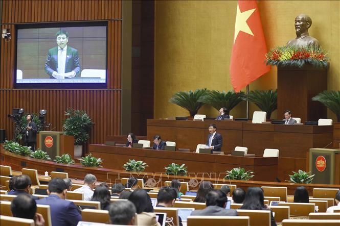NA deputies vote for the Law on Telecommunications (revised). VNA Photo: Doãn Tấn