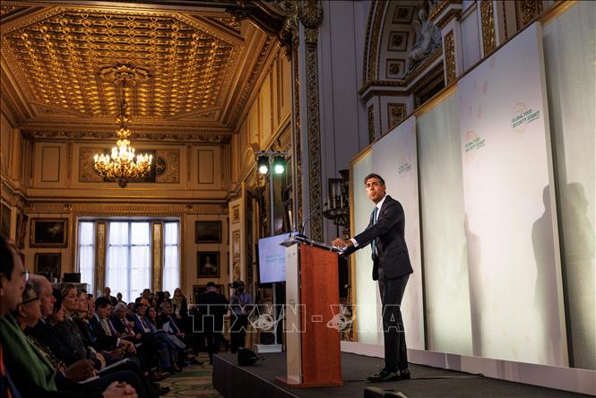 Hội nghị thượng đỉnh An ninh Lương thực toàn cầu được tổ chức theo sáng kiến của Thủ tướng Anh Rishi Sunak, sau khi Nga tuyên bố rút khỏi Sáng kiến ngũ cốc Biển Đen, với sự tham gia của đại diện từ 20 quốc gia. Hội nghị thảo luận 4 chủ đề, gồm: Xây dựng các phương pháp tiếp cận mới để ngăn chặn nguy cơ trẻ em tử vong; khai thác khoa học công nghệ đảm bảo an ninh lương thực; dự báo và ngăn chặn nạn đói và khủng hoảng an ninh lương thực; xây dựng hệ thống thực phẩm bền vững và thích ứng với khí hậu. Ảnh: AFP/TTXVN