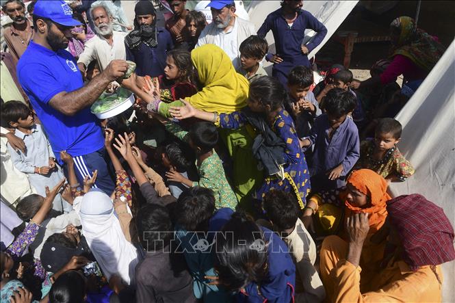 Hội nghị thượng đỉnh An ninh Lương thực toàn cầu được tổ chức theo sáng kiến của Thủ tướng Anh Rishi Sunak, sau khi Nga tuyên bố rút khỏi Sáng kiến ngũ cốc Biển Đen, với sự tham gia của đại diện từ 20 quốc gia. Hội nghị thảo luận 4 chủ đề, gồm: Xây dựng các phương pháp tiếp cận mới để ngăn chặn nguy cơ trẻ em tử vong; khai thác khoa học công nghệ đảm bảo an ninh lương thực; dự báo và ngăn chặn nạn đói và khủng hoảng an ninh lương thực; xây dựng hệ thống thực phẩm bền vững và thích ứng với khí hậu. Ảnh: Phân phối thực phẩm cho trẻ em tại trại tạm ở Sukkur, tỉnh Sindh, Pakistan. AFP/TTXVN