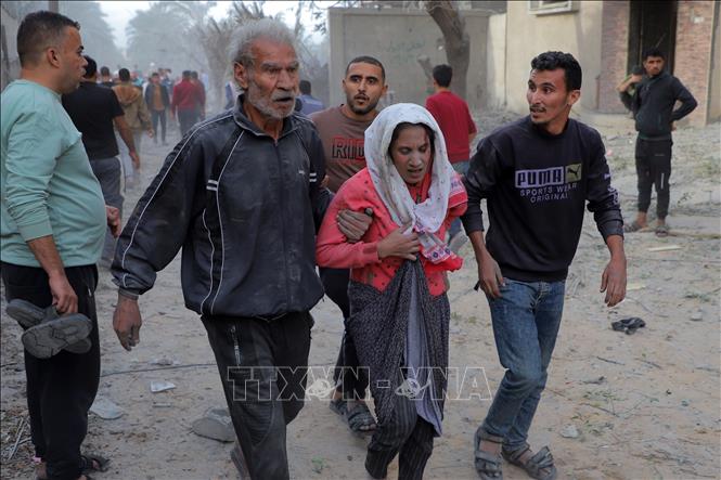 Hội nghị thượng đỉnh An ninh Lương thực toàn cầu được tổ chức theo sáng kiến của Thủ tướng Anh Rishi Sunak, sau khi Nga tuyên bố rút khỏi Sáng kiến ngũ cốc Biển Đen, với sự tham gia của đại diện từ 20 quốc gia. Hội nghị thảo luận 4 chủ đề, gồm: Xây dựng các phương pháp tiếp cận mới để ngăn chặn nguy cơ trẻ em tử vong; khai thác khoa học công nghệ đảm bảo an ninh lương thực; dự báo và ngăn chặn nạn đói và khủng hoảng an ninh lương thực; xây dựng hệ thống thực phẩm bền vững và thích ứng với khí hậu. Ảnh: Chuyển người bị thương sau cuộc oanh kích của Israel xuống Khan Younis, Dải Gaza ngày 22/11/2023. AFP/TTXVN